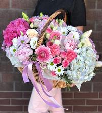 Цветочная композиция из Розы, Хризантемы, Пионы и Лизиантусы в корзине в Новозавидовский