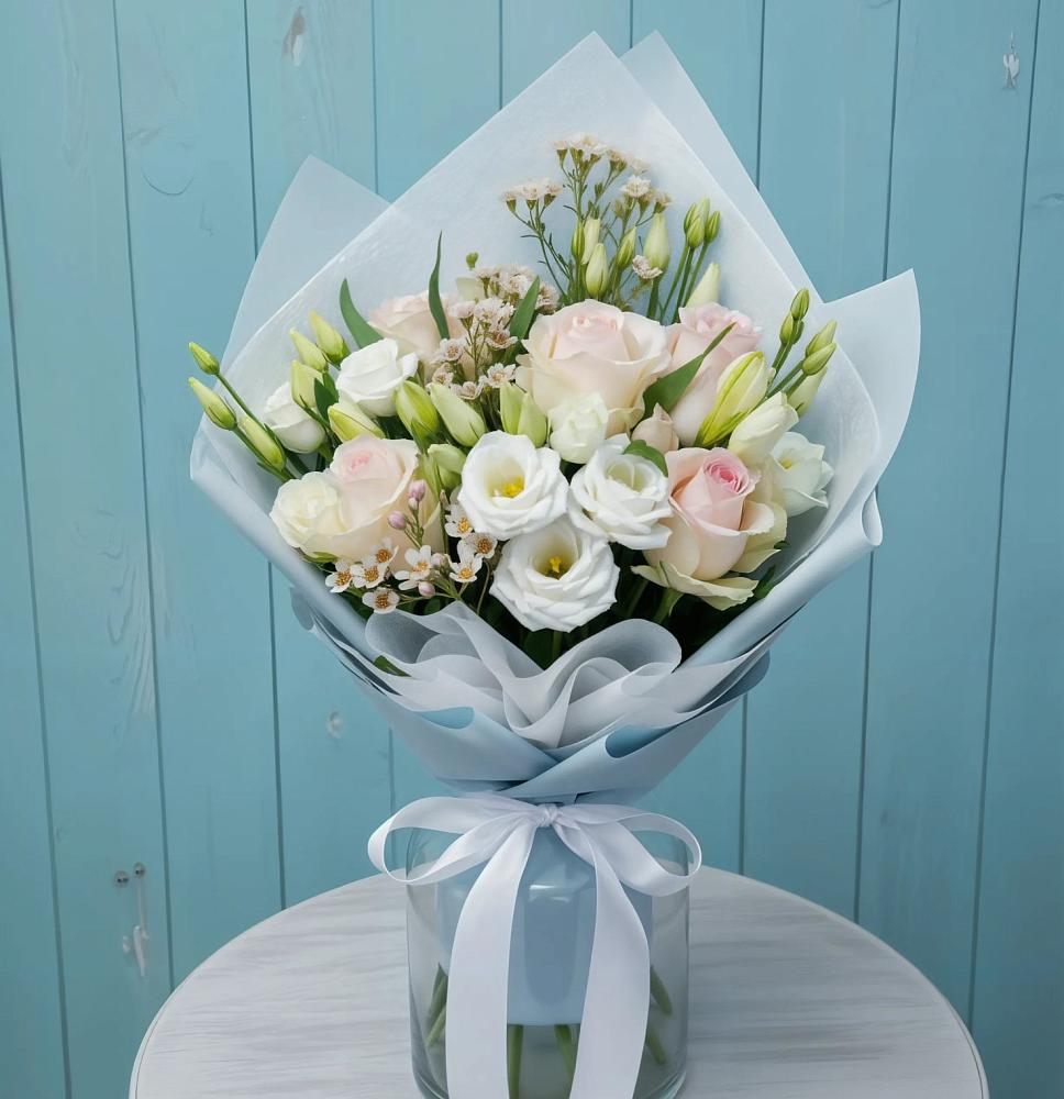 Букет цветов из: Розы и Лизиантусы в Новозавидовский