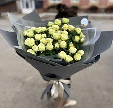 Букет Белые кустовые розы Солинеро в Новозавидовский