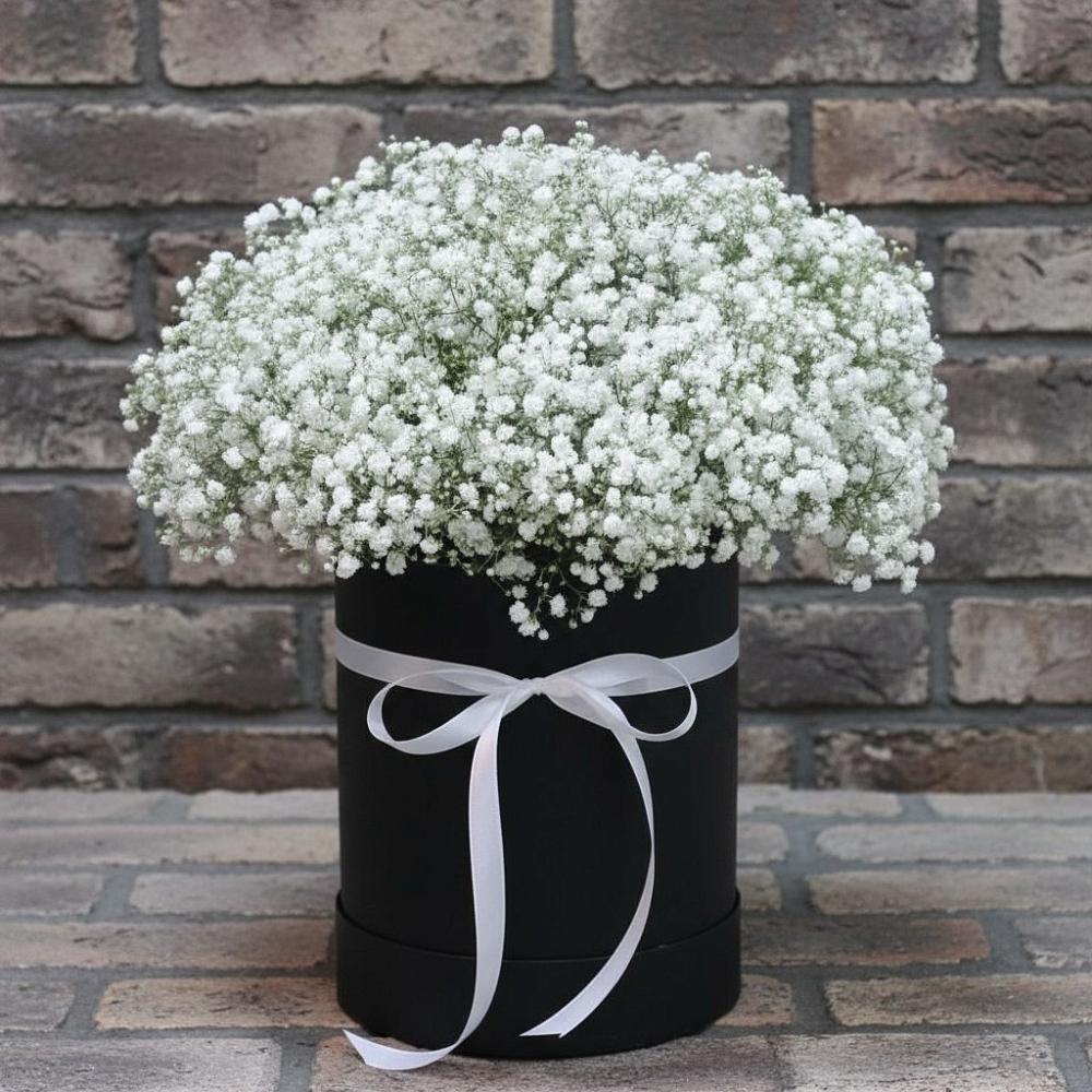 Цветочная композиция из Гипсофила в шляпной коробке в Новозавидовский