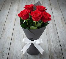 Букет 5 Красных роз Эдлесс Лав в Новозавидовский