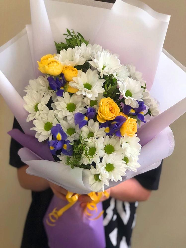 Букет цветов из: Ирисы, Хризантемы и Розы в Новозавидовский
