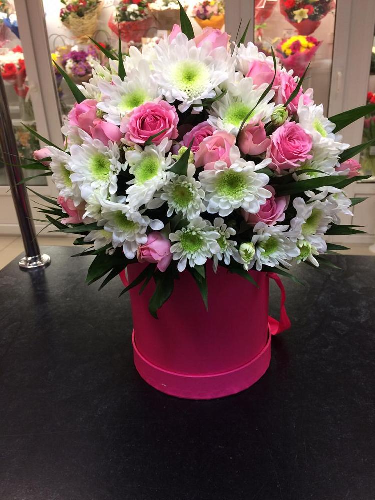 Цветочная композиция из Розы и Хризантемы в шляпной коробке в Новозавидовский