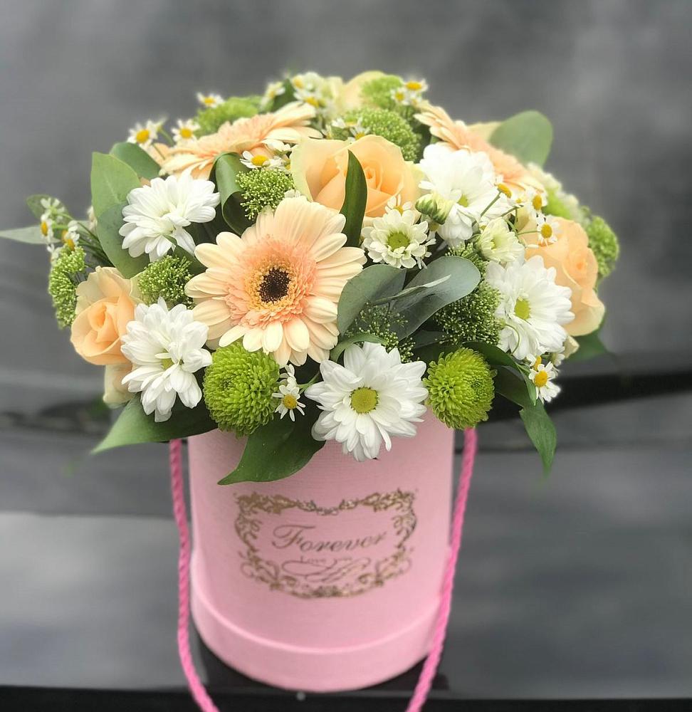 Цветочная композиция из Розы, Герберы и Хризантемы в шляпной коробке в Новозавидовский