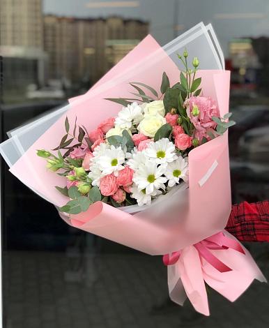 Букет цветов из: Розы, Лизиантусы и Хризантемы в Новозавидовский