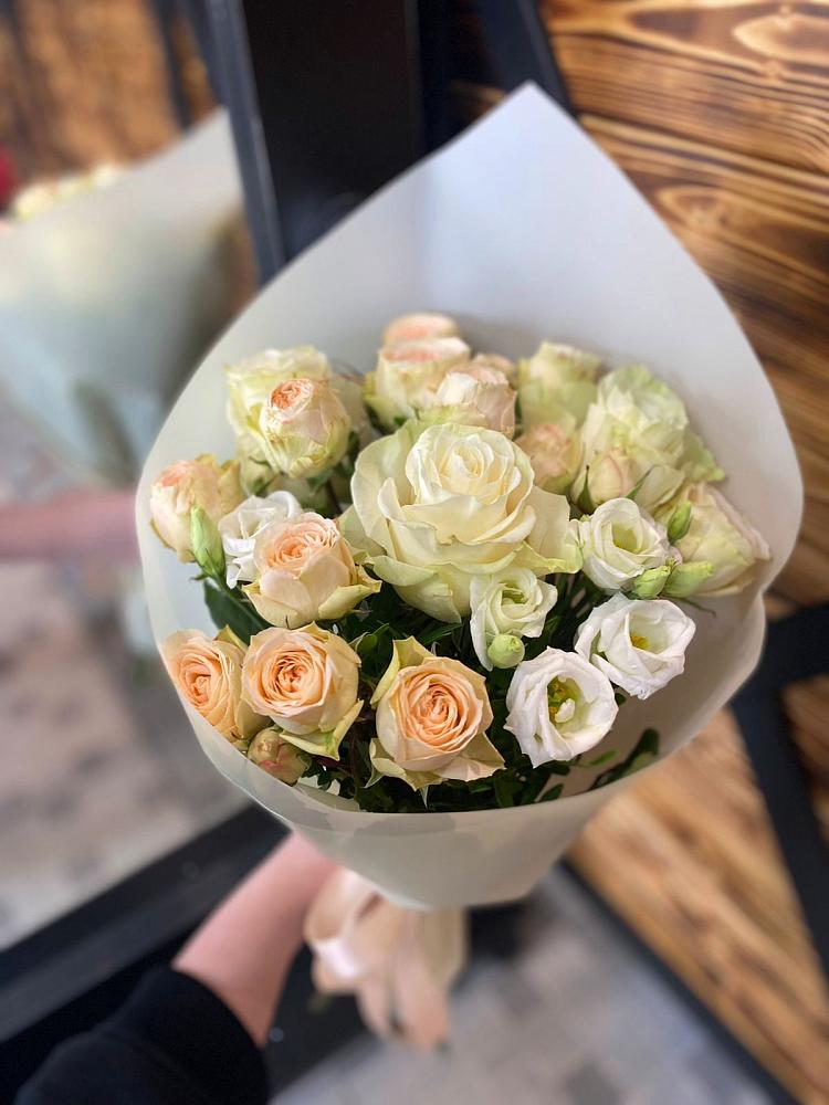 Букет цветов из: Розы и Лизиантусы в Новозавидовский