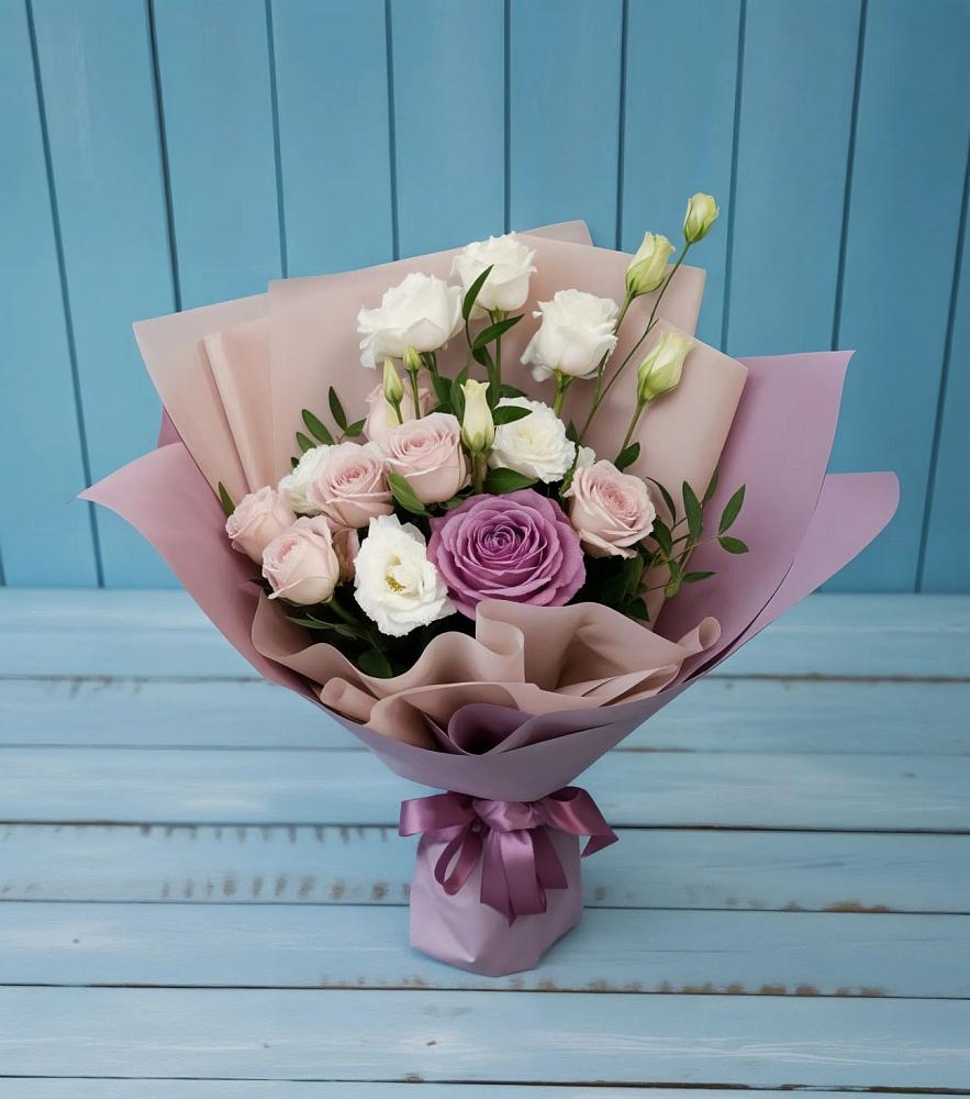 Букет цветов из: Розы и Лизиантусы в Новозавидовский